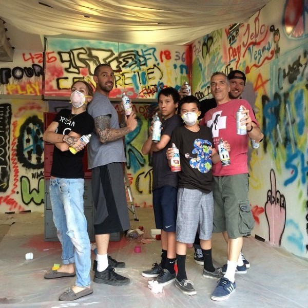 3 августа Скайлар и ее ганста-команда украсили граффити гараж певицы