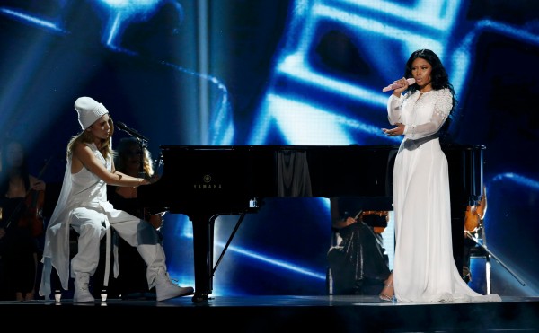 Выступление Skylar Grey и Nicki Minaj на American Music Awards 2014