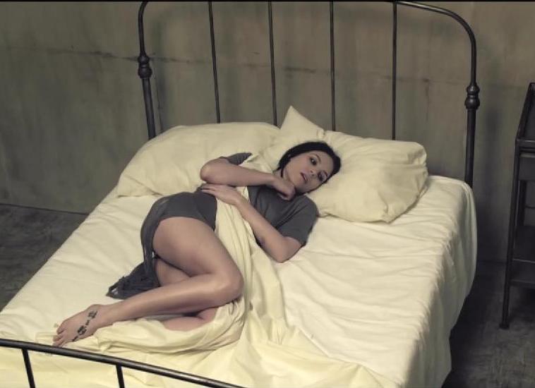 Skylar Grey) В чарте "Billboard Hot 100" песня "Bed of Lies&...