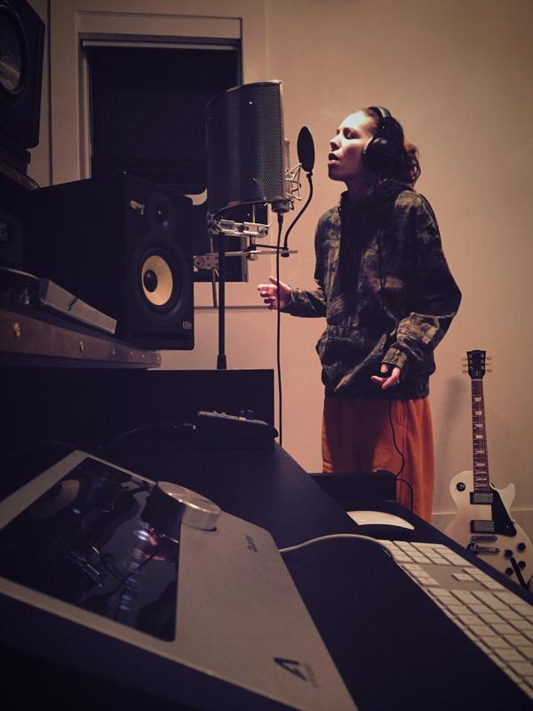 2014.12.10 - Скайлар Грей в своей домашней студии